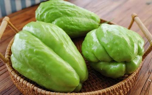 惬意吃瓜视频素材无水印,轻松享受生活瞬间