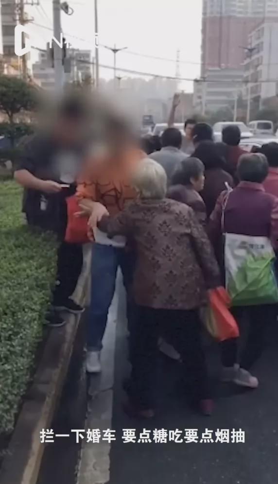 路上吃瓜老人视频大全集,揭秘路上吃瓜老人的温馨瞬间